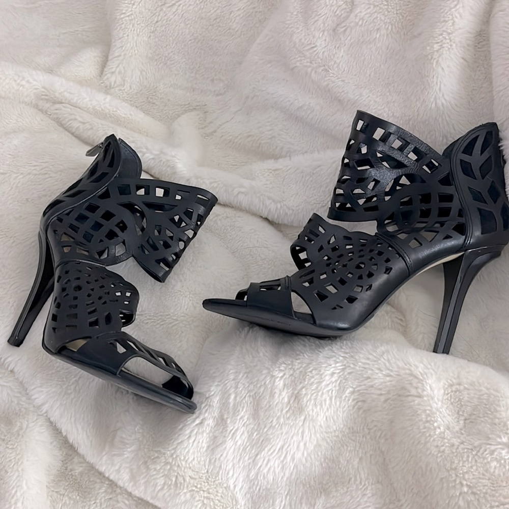 BCBG MAX AZRIA MADE IN ITALY black shoe 3.5 inch heel size 7.5